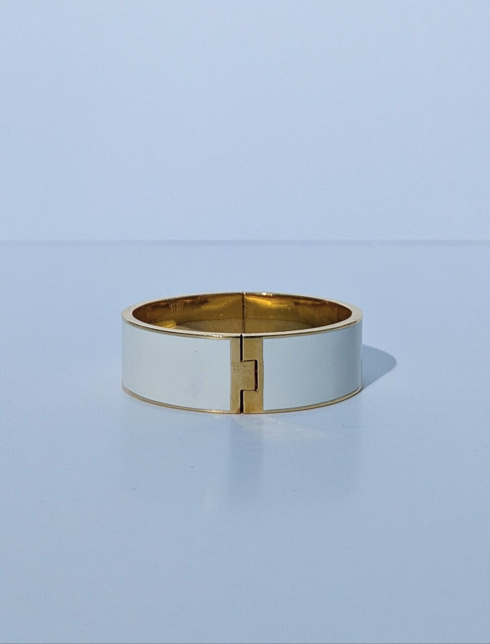 Kate Spade Heritage Spade Enamel Hinged Bangle Wh Enamel Gold-Tone Cuff Bracelet - Picture 5 of 10